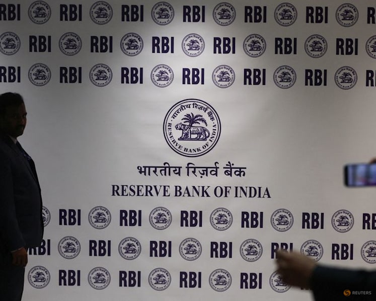 India holds rates, ramps up measures to support faltering rupee