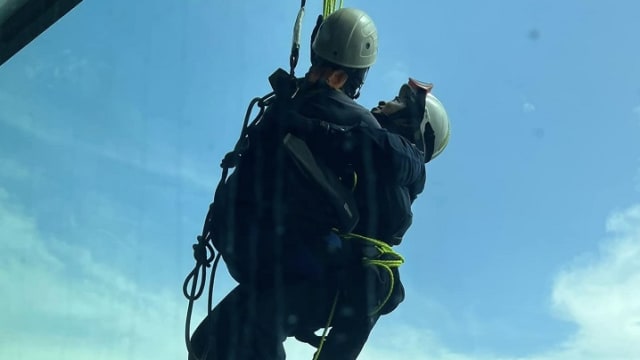 灾难拯救队人员41楼展开高空救援行动 两工人获救送院