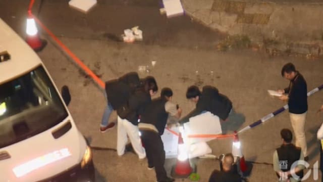 港男持刀徘徊街头 警连开五枪制伏