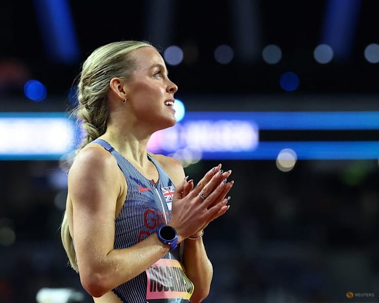 Superhero-suited Hodgkinson powers to Athlos 800m title