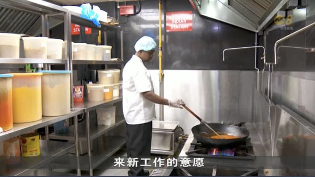 人力部将放宽工作准证部分限制 一些业者正探讨聘请更多外籍员工