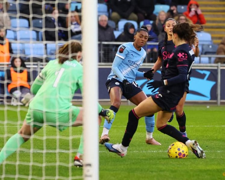 Man City stay top of WSL, Chelsea keep pressure on