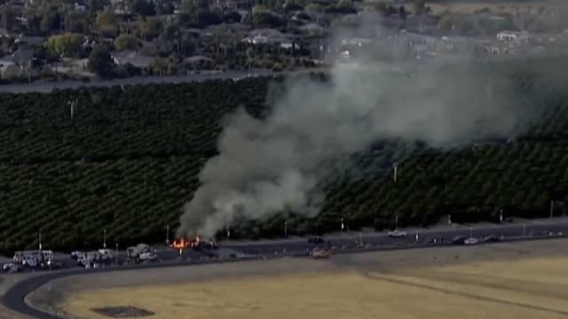 美国小型飞机撞围栏再撞车 酿五死一伤