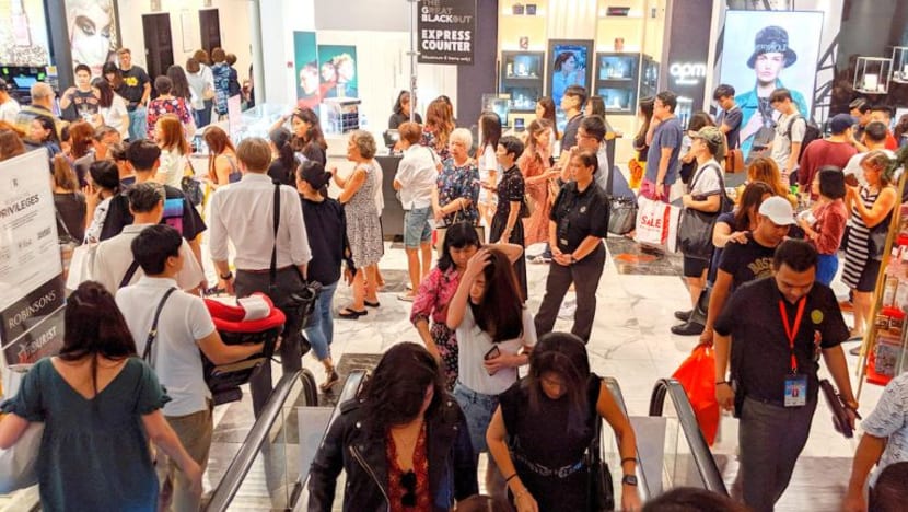 Pembeli-belah beratur panjang rebut diskaun jualan 'Black Friday' di Orchard Road