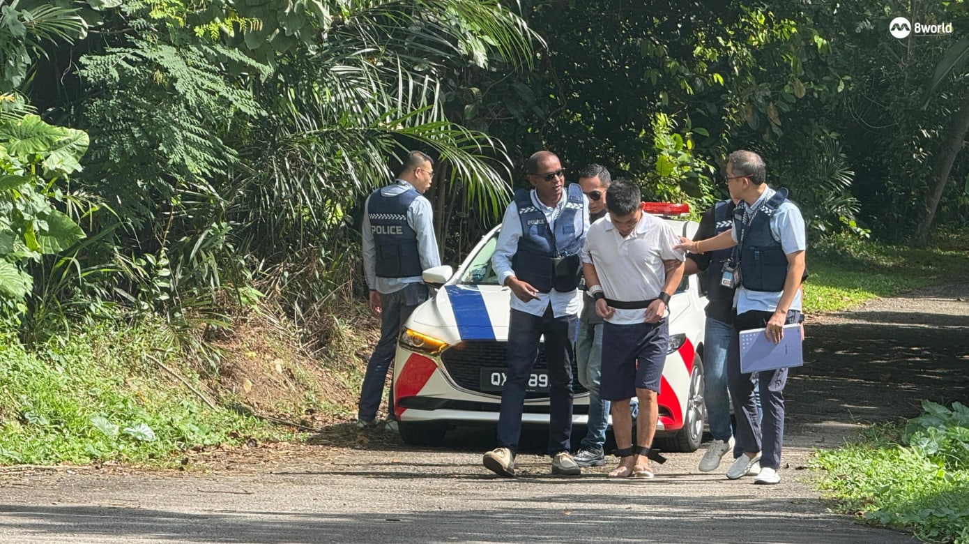 第二名被告Zhou Qifa抵达案发现场时，低着头走向媒体。（图：叶衍娴）
