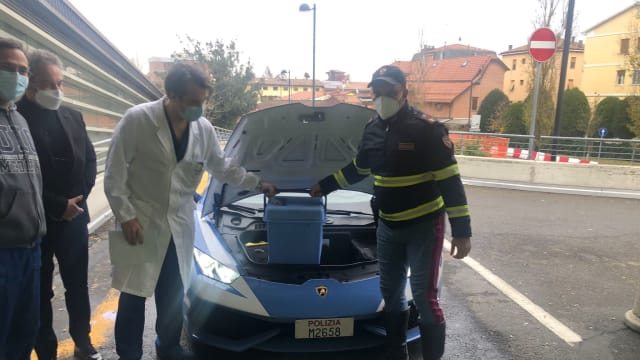 “最美的圣诞礼物” 意大利警方用超跑运送器官给患者