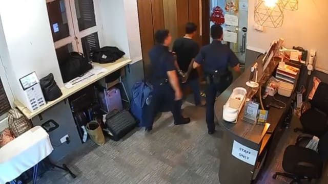 被捕画面曝光！被告被指性骚扰女游客后未逃跑