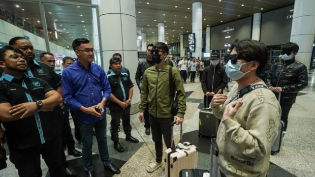 打扮光鲜态度嚣张惹议 马国获救猪仔遭网嘲“赚够就回国？”