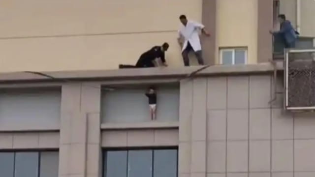 甘肃三岁男童站三楼外墙险坠落 特警群众联手救回