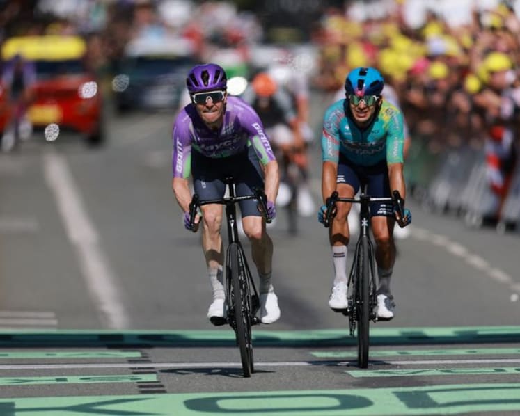 Schmid wins Tour de France stage 13 as Pidcock closes in on overall leader Pogacar