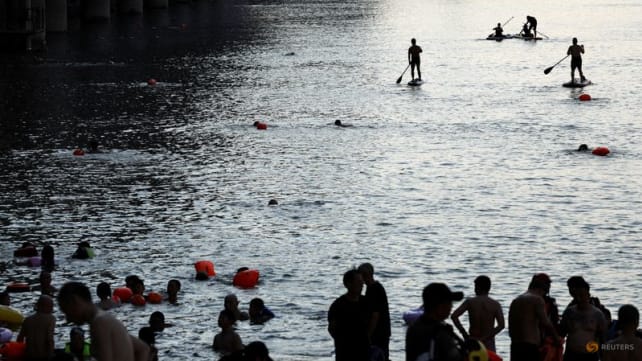 Chongqing residents seek shelter as heatwave hits China's southwest