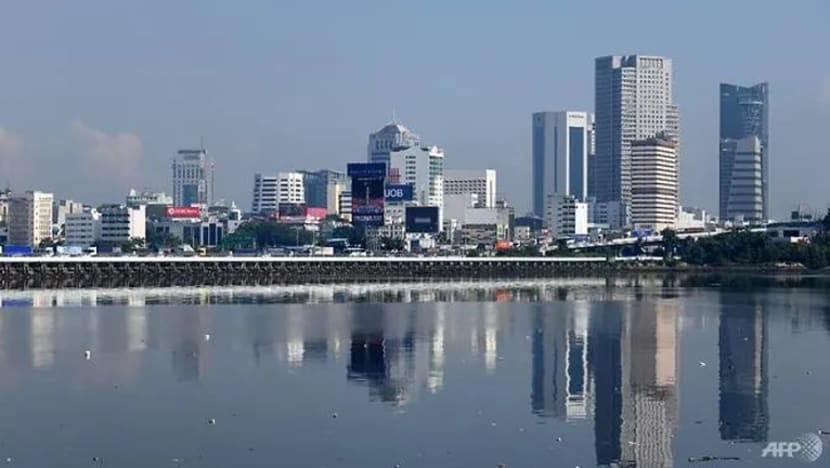 Jemaah masjid, surau di Johor dihadkan bermula hari ini