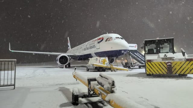 欧洲多国受大雪和冻雨天气影响 航空交通受阻