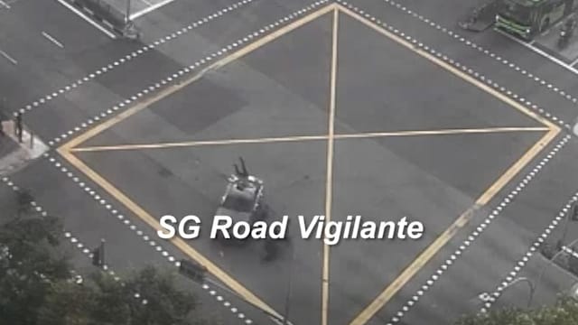 摩托车骑士疑闯红灯 十字路口遭汽车撞飞