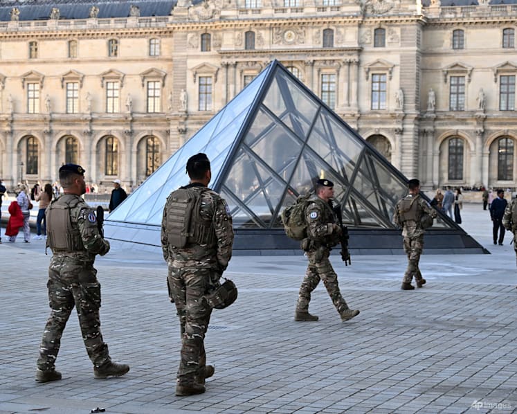 Louvre to get anti-ramming barriers by year end: minister