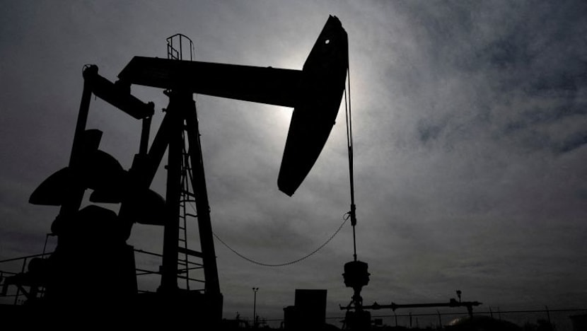 Oil falls as supply starts moving through Strait of Hormuz