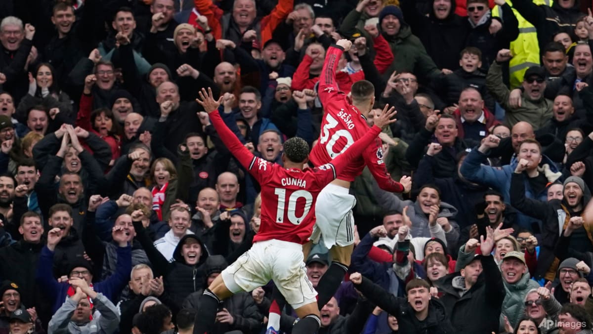 Manchester United sink Aston Villa to boost top-four bid