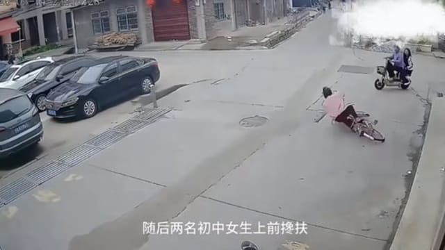 中国女学生扶倒地老妇被索赔22万人民币 原告撤回起诉