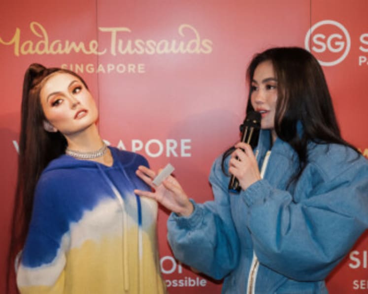 AGNEZ MO Reunites with Wax Figure and Fans at Madame Tussauds Singapore’s Exclusive Fan Meet