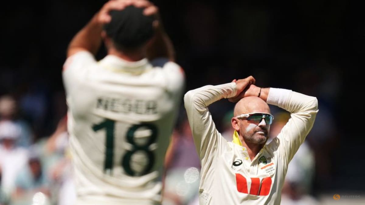 Lyon omission in the spotlight as Australia seamers endure tough day
