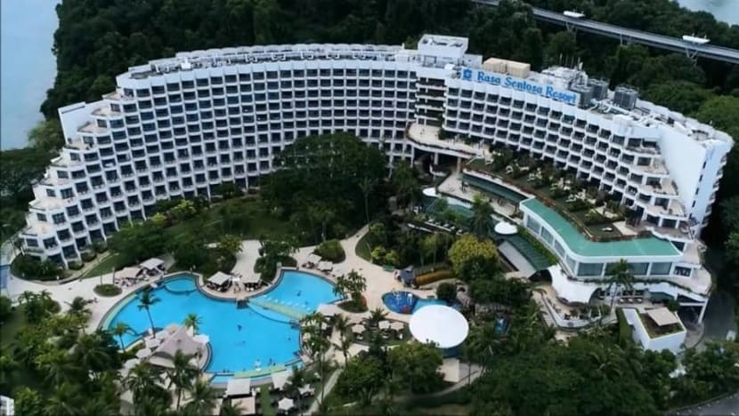 Wanita diberi amaran tegas, denda komposisi selepas panjat balkoni hotel Sentosa semasa SHN