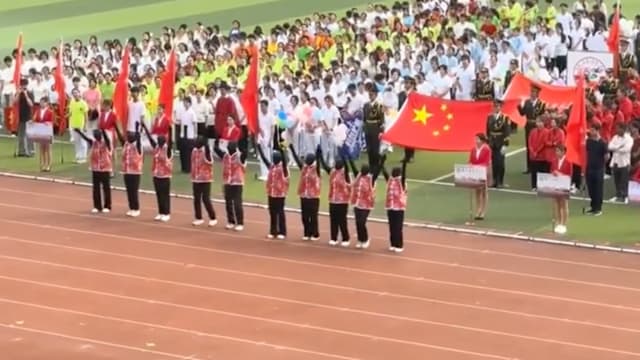 “机器人”竟全由人扮 河南大学生表演引热议