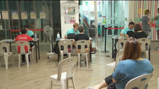 不熟悉健康SG英文界面  有公众到援助站报名