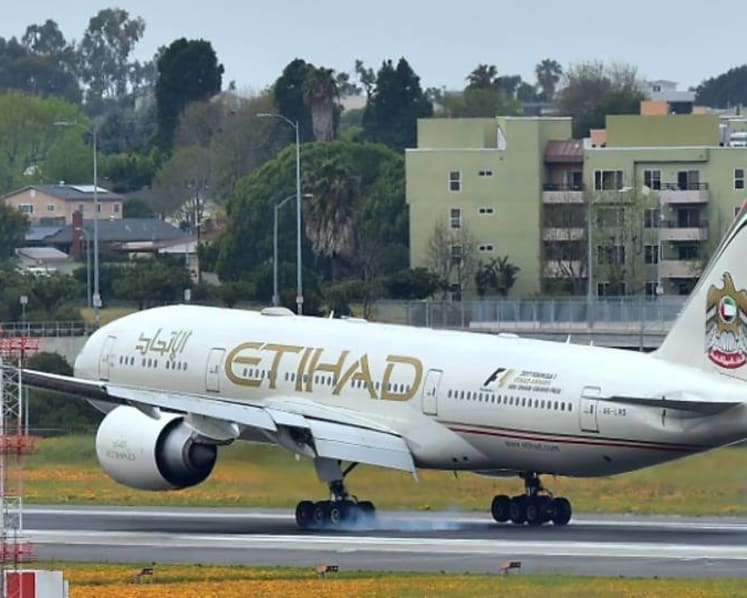 Etihad Airways, Emirates set to resume limited flights from UAE to Singapore amid Middle East conflict