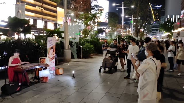 乌节路佳节期间繁忙时间禁止表演 引发街头艺人不满