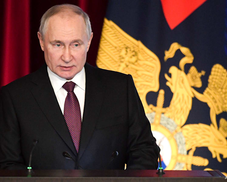 Why was Russia's Vladimir Putin absent from China President Xi Jinping's red carpet arrival in Moscow?