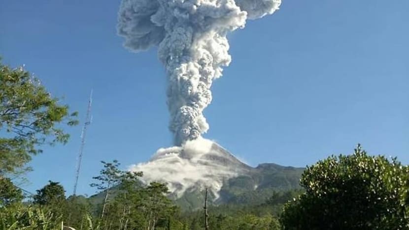 Tahap amaran dinaikkan setelah Gunung Merapi meletus hari ini