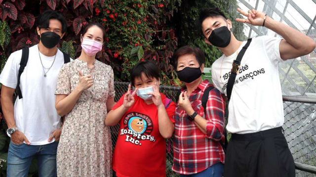 《卫国先锋2》陈泂江、蔡琦慧、张奕恺带特需人士逛滨海湾花园