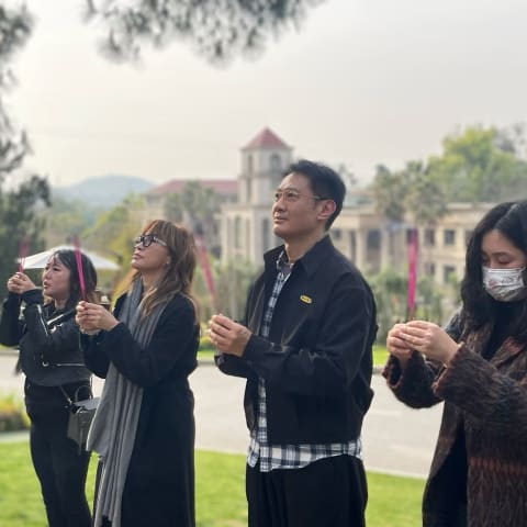 隆重仪式!李玟亲自扫祖坟,神秘二姐现身武汉献上虔诚烧纸祭祖