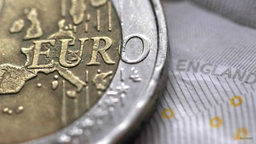 Dollar dips as inflation data points to lower core PCE