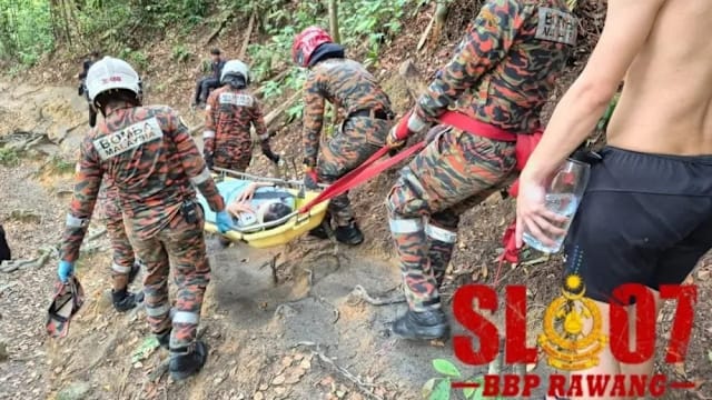 狮城女马国瀑布戏水跌伤 消防员扛担架上山救援