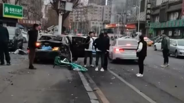 沈阳汽车冲上人行道 造成三死两伤