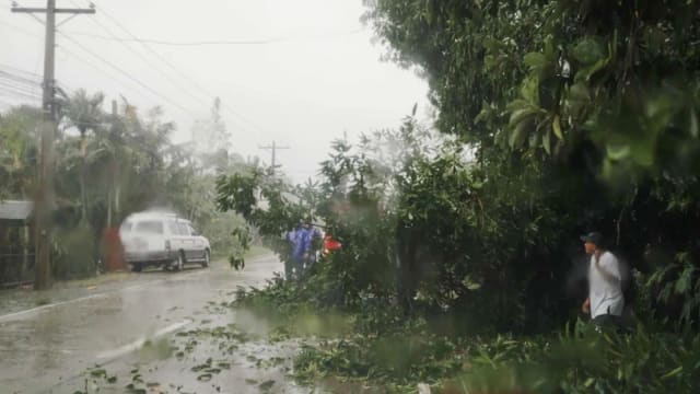 台风银杏登陆菲律宾 逾2万1000人被紧急疏散