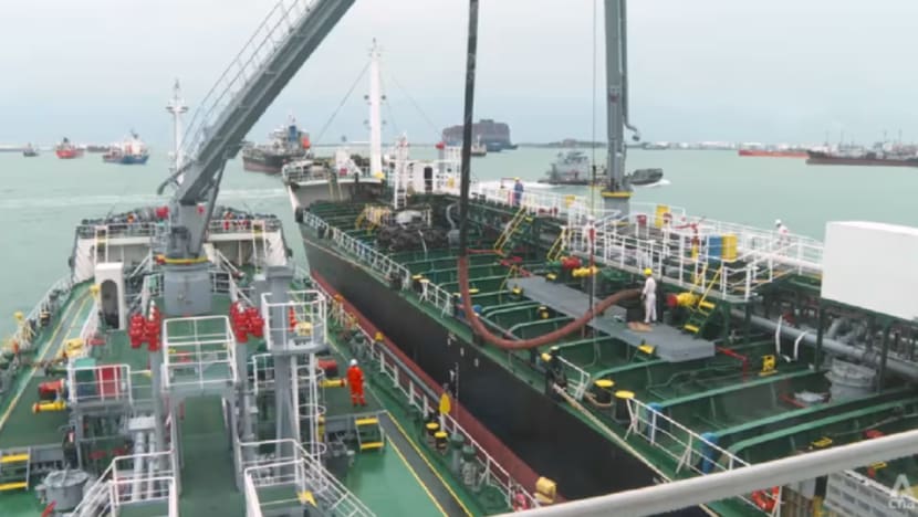 Rancangan Indonesia kurangkan import minyak dari SG mungkin ganggu aliran perdagangan; kesan dijangka minimum: Penganalisis Rancangan Indonesia kurangkan import minyak dari SG mungkin ganggu aliran perdagangan; kesan dijangka minimum: Penganalisis