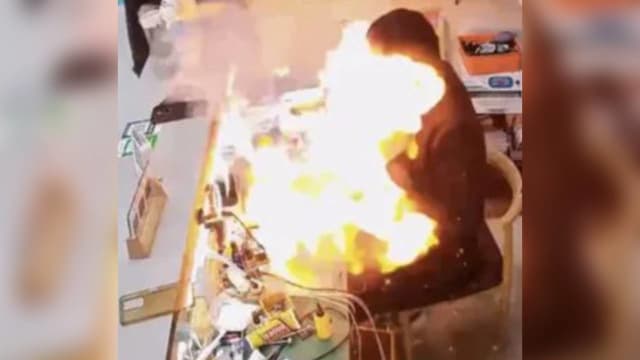 电池忽然爆炸 手机维修员脸部被火烧