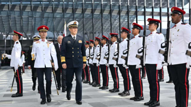 中国国防部长董军在总统府同总理黄循财会面