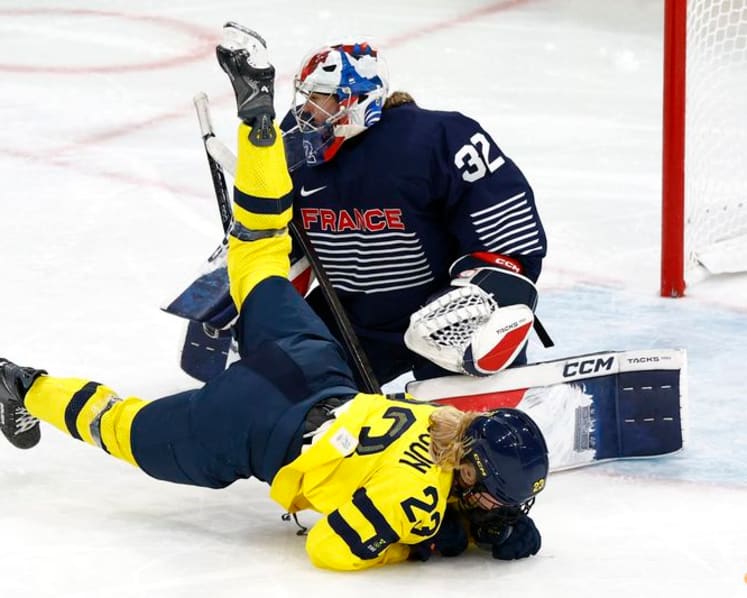 Ice hockey-Czechs get off the mark as Sweden sail into quarters