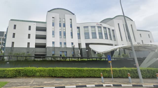 新加坡管理学院发生捅人案 男子疑持剪刀刺伤另一人脖子