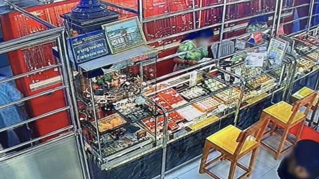 称要送女友当情人节礼物 泰国男子金店抢项链