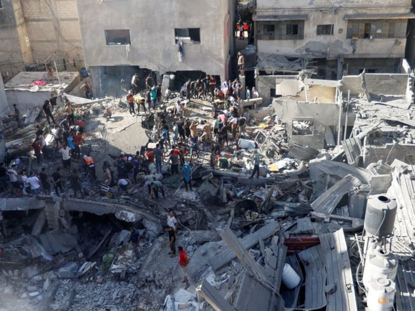 Palestinians search for casualties at the site of an Israeli strike on a house, amid the ongoing conflict between Israel and Palestinian Islamist group Hamas, in Khan Younis in the southern Gaza Strip, Nov 6, 2023.