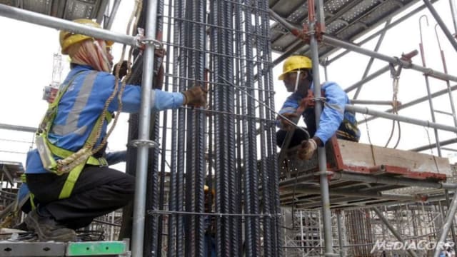 酷热天气难耐 阿兵哥和建筑工人首当其冲