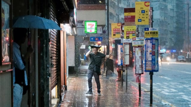 暴雨侵袭 香港逾100出入境航班延误