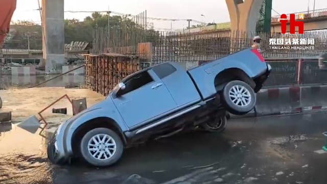泰国地下水管破裂至路面塌陷 车子卡坑洞