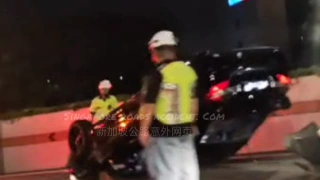 中央快速公路轿车翻覆 一人受轻伤拒送院