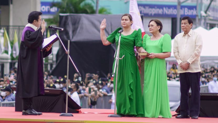 Anak perempuan Duterte angkat sumpah jawatan Naib Presiden Filipina Anak perempuan Duterte angkat sumpah jawatan Naib Presiden Filipina