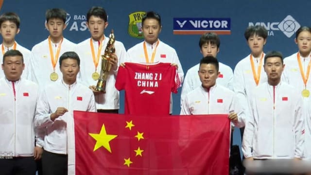 中国队在亚青团体赛夺冠  队友带张志杰队服上台领奖